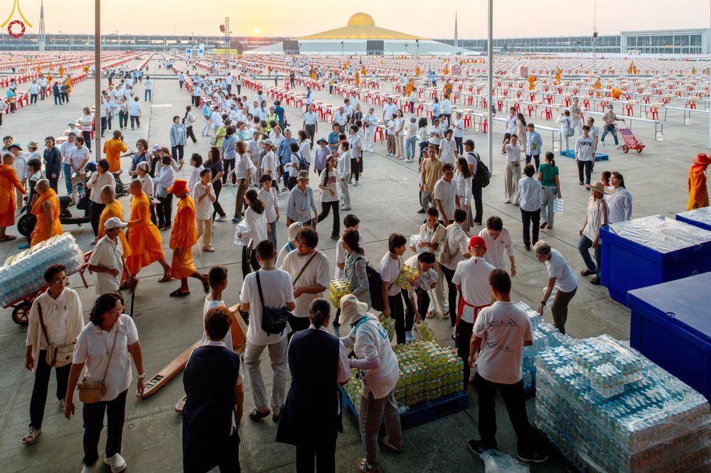 ภาพ No.322662:วันที่ 17 เมษายน พ.ศ.2569 การเรียงกล่องไทยธรรม เรียงน้ำดื่ม เรียงร่ม ณ ลานธรรมพระมหาธรรมกายเจดีย์ เพื่องานถวายมหาสังฆทาน 40,000 กว่าวัดทั่วประเทศ วันคุ้มครองโลก 22 เมษายน พ.ศ.2569 วัดพระธรรมกาย