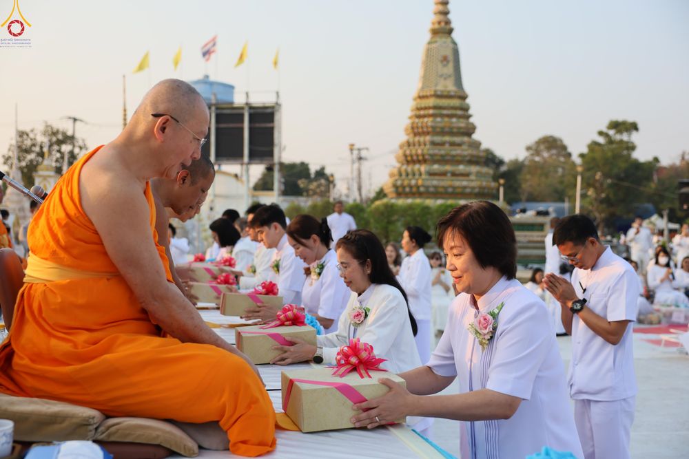 ภาพ No.294420:วันที่ 14 มกราคม พ.ศ. 2569 พิธีตักบาตรพระธรรมยาตรา ณ วัดสองพี่น้อง ต.ต้นตาล อ.สองพี่น้อง จ.สุพรรณบุรี ในโครงการธรรมยาตรา กตัญญูบูชา มหาปูชนียาจารย์ พระมงคลเทพมุนี(สด จนฺทสโร) พระผู้ปราบมาร อนุสรณ์สถาน 7 แห่ง ปีที่ 14