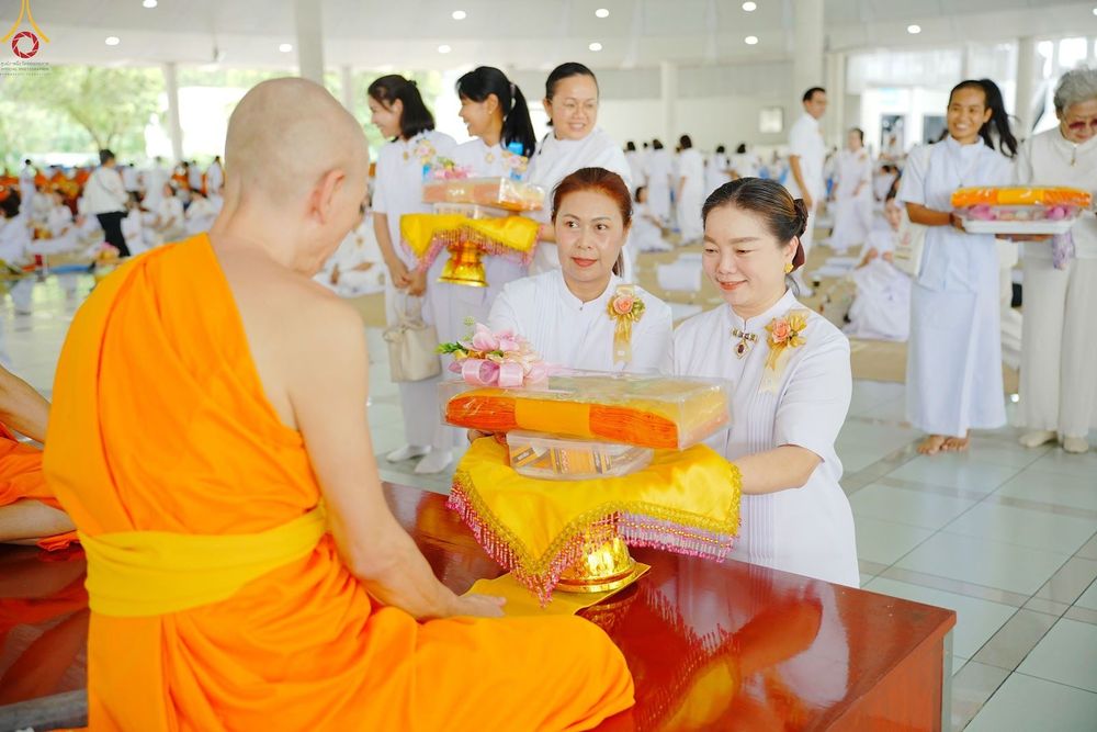 ภาพ No.348300:วันที่ 10 กันยายน พ.ศ.2569 พิธีสวดพระพุทธมนต์ และถวายภัตตาหารเป็นสังฆทาน เนื่องในวันครบ 26 ปี วันคล้ายละสังขาร คุณยายอาจารย์มหารัตนอุบาสิกาจันทร์ ขนนกยูง ณ หอฉันคุณยายอาจารย์ฯ วัดพระธรรมกาย