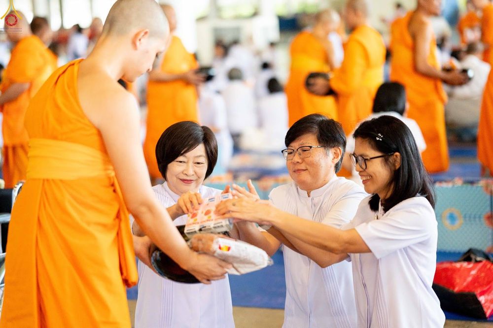 ภาพ No.345424:วันพฤหัสบดีที่ 27 สิงหาคม พ.ศ.2569 พิธีตักบาตรในวันธรรมชัย ณ สภาธรรมกายสากล วัดพระธรรมกาย ปทุมธานี