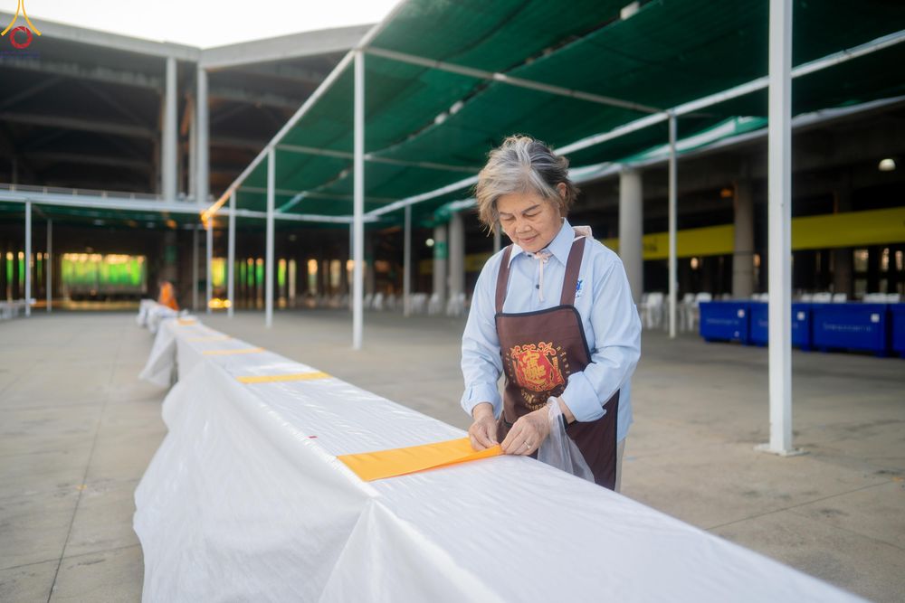 ภาพ No.321197:วันที่ 10-11 เมษายน พ.ศ.2569 การเตรียมกล่องไทยธรรม และการติดผ้ารับประเคน เพื่องานถวายมหาสังฆทาน 40,000 กว่าวัดทั่วประเทศ วันคุ้มครองโลก 22 เมษายน พ.ศ.2569 วัดพระธรรมกาย