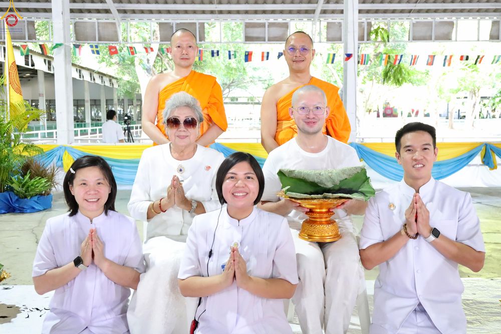 ภาพ No.338371:วันอาทิตย์ที่ 5 กรกฎาคม พศ.2569 พิธีตัดปอยผมธรรมทายาทนานาชาติ IDOP รุ่นที่ 21 จากประเทศจีน มาเลเซีย สิงคโปร์ และไต้หวัน ณ โถงช้าง วัดพระธรรมกาย