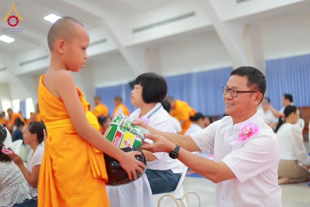 ภาพ No.321892:วันที่ 12 เมษายน พ.ศ.2569 ตักบาตรสงกรานต์ฉลองสามเณรใหม่  ณ ศูนย์ปฏิบัติธรรมระยอง(บ้านช่องลม)