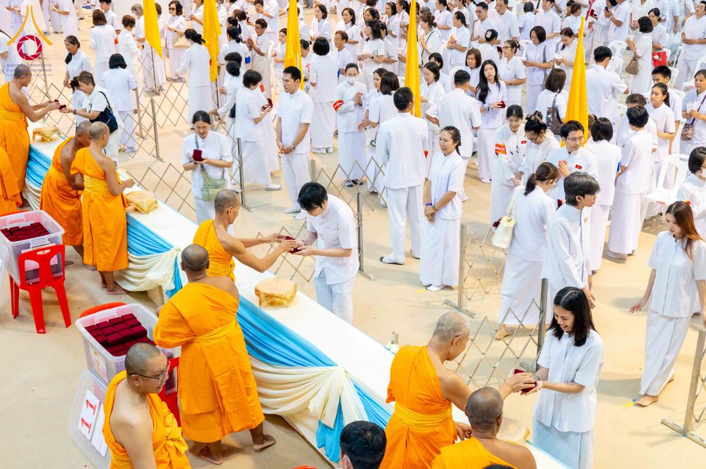 ภาพ No.338080:วันอาทิตย์ต้นเดือน 5 กรกฎาคม พ.ศ.2569 สัมมนาพิเศษ พิธีมอบพระของขวัญ ณ ห้องแก้วสารพัด1 วัดพระธรรมกาย