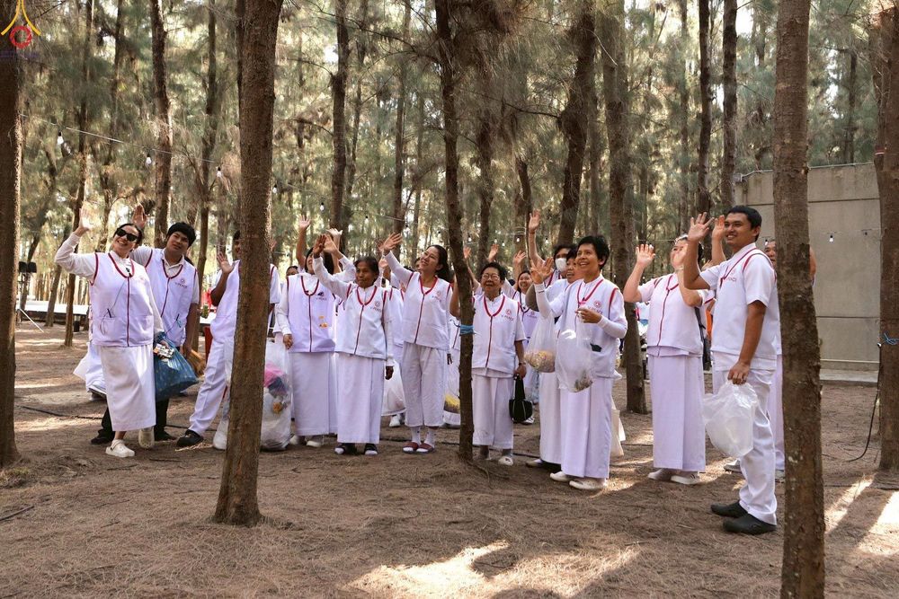 ภาพ No.300563:ภาพเบื้องหลังอาสาสมัครรวมใจ ชุดที่ 3 ในโครงการธรรมยาตรา กตัญญูบูชา มหาปูชนียาจารย์ พระมงคลเทพมุนี(สด จนฺทสโร) พระผู้ปราบมาร อนุสรณ์สถาน 7 แห่ง ปีที่ 14