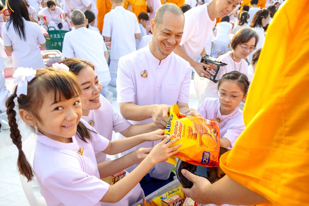 ภาพ No.279910:วันที่ 1 มกราคม พ.ศ.2569 พิธีตักบาตรในวันขึ้นปีใหม่ ณ ลานธรรม วัดพระธรรมกาย