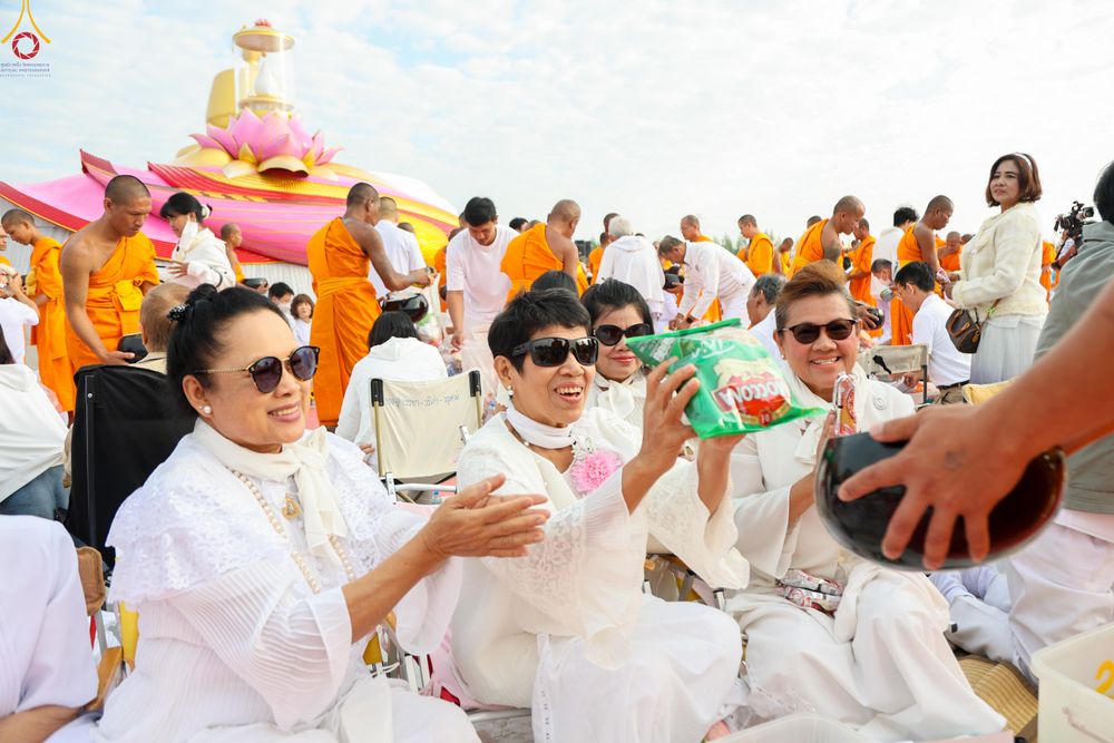 ภาพ No.302697:วันที่ 24 มกราคม พ.ศ. 2569 พิธีตักบาตรพระธรรมยาตรา(ภาพชุดที่ 2) ณ อนุสรณ์สถานลำดับที่ 5 สถานที่เผยแผ่วิชชาธรรมกายครั้งแรก อนุสรณ์สถานบางปลา วัดบางปลา อำเภอบางเลน จังหวัดนครปฐม ในโครงการธรรมยาตรา กตัญญูบูชา มหาปูชนียาจารย์ พระมงคลเทพมุนี(สด จนฺทสโร) พระผู