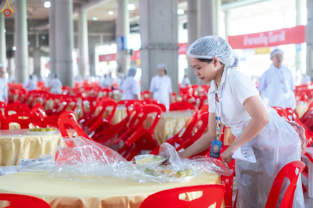 ภาพ No.325827:วันที่ 22 เมษายน พ.ศ.2569(วันคุ้มครองโลก) งานถวายมหาสังฆทาน 40,000 กว่าวัดทั่วประเทศ เจ้าหน้าที่ สาธุชน ร่วมใจจัดเตรียมภัตตาหารเพล (ชุด 2)