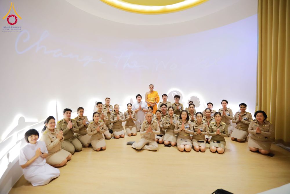 ภาพ No.311571:วันจันทร์ที่ 23 กุมภาพันธ์ พ.ศ. 2569 เปิดโลกทัศน์ผู้บริหารสถานศึกษายุคใหม่ เรียนรู้ต้นแบบการพัฒนาคนผ่านพลัง “บวร–V-Star” ผู้เข้ารับการพัฒนาตามโครงการ สพฐ. ศึกษาดูงานวัดพระธรรมกาย เสริมภาวะผู้นำคุณธรรมสู่การบริหารโรงเรียนอย่างยั่งยืน ณ อาคาร 100 ปี คุณยาย