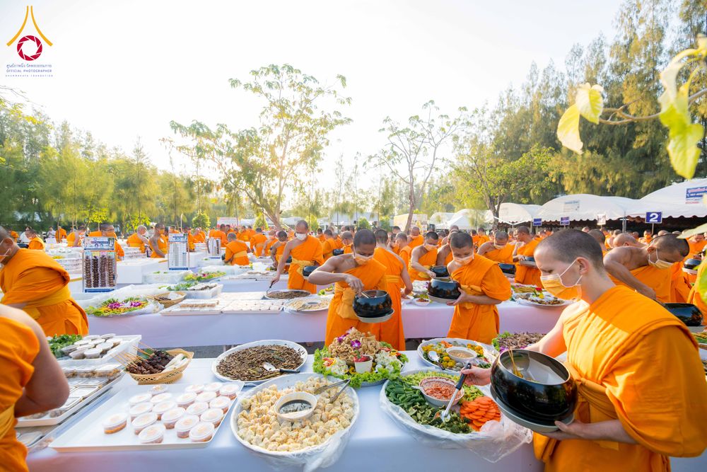 ภาพ No.292725:วันที่ 12 มกราคม พ.ศ. 2569 พิธีถวายภัตตาหารเป็นสังฆทาน แด่พระธรรมยาตรา ณ อนุสรณ์สถานมหาวิหารพระมงคลเทพมุนี (โลตัสแลนด์) อ.สองพี่น้อง จ.สุพรรณบุรี ในโครงการธรรมยาตรา กตัญญูบูชา มหาปูชนียาจารย์ พระมงคลเทพมุนี(สด จนฺทสโร) พระผู้ปราบมาร อนุสรณ์สถาน 7 แห่ง ปี