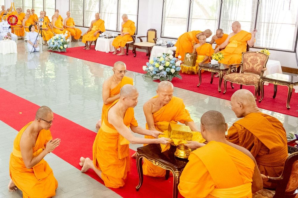 ภาพ No.276684:วันเสาร์ที่ 6 ธันวาคม พ.ศ. 2568 พิธีมุทิตาสักการะ เนื่องในโอกาสที่พระเดชพระคุณพระพรหมดิลก เจ้าอาวาสวัดสามพระยา วรวิหาร เมตตาเป็นประธานในพิธีตั้งฐานานุกรมใน พระราชวิเทศวชิรเวที (บัณฑิต วรปญฺโญ) ผู้ช่วยเจ้าอาวาสวัดพระธรรมกาย (ไวโรจน์ วิโรจโน) ผู้ช่วยเจ้าอา