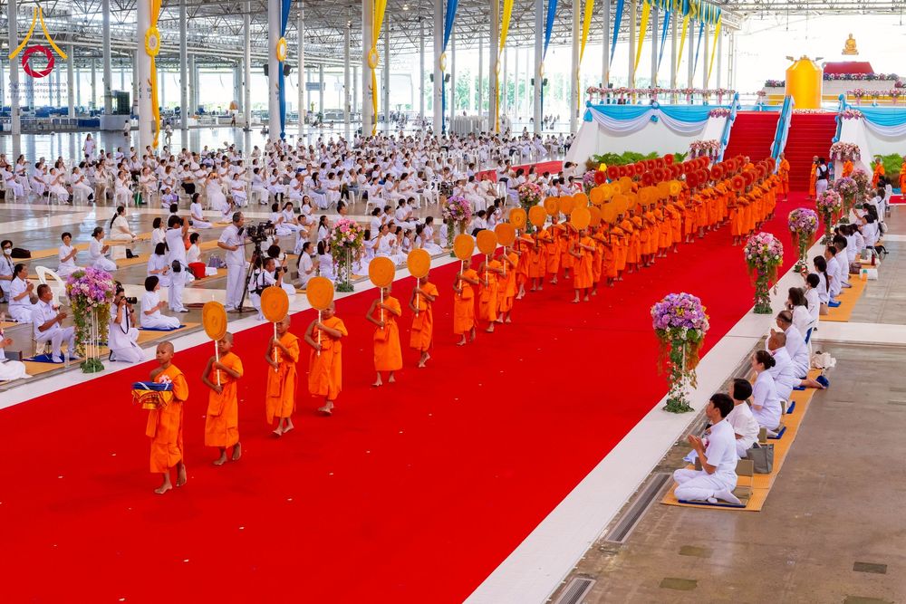 ภาพ No.237435:วันอาทิตย์ที่ 10 สิงหาคม พ.ศ.2568 พิธีมอบใบประกาศเกียรติคุณ โครงการสอบบาลี "ฉลองแชมป์" บูชาธรรม 80 ปี หลวงพ่อธัมมชโย ประจำปี 2568 และ พิธีมอบดวงแก้วสามเณรทรงบาลีไวยากรณ์ ณ สภาธรรมกายสากล วัดพระธรรมกาย ปทุมธานี