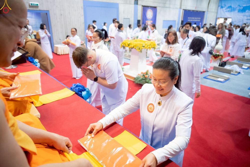 ภาพ No.256036:วันที่ 12 ตุลาคม พ.ศ. 2568 พิธีทอดกฐินวัดพระธรรมกายสวิตเซอร์แลนด์  ณ หอประชุมโรงเรียน Obergoldbach เมือง Bern ประเทศสวิตเซอร์แลนด์