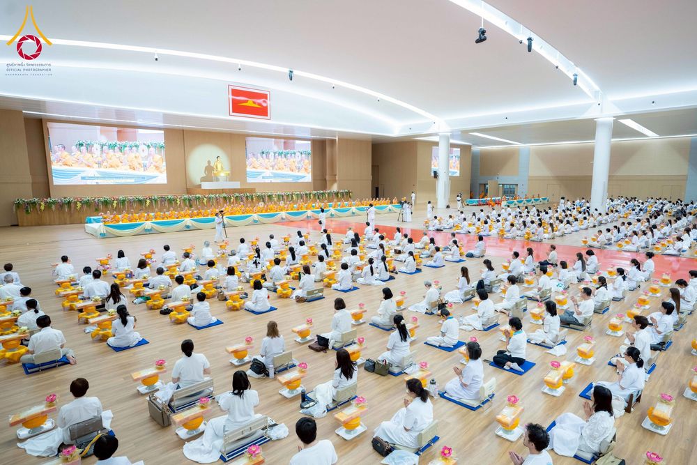 ภาพ No.270598:วันอาทิตย์ที่ 16 พฤศจิกายน พ.ศ. 2568 ถวายกองทุนโครงการอุปสมบทหมู่ 3,000 รูปทั่วไทย  รุ่นบูชาธรรมมหาปูชนียาจารย์ ณ ห้องแก้วสารพัดนึก 2 สภาธรรมกายสากล วัดพระธรรมกาย