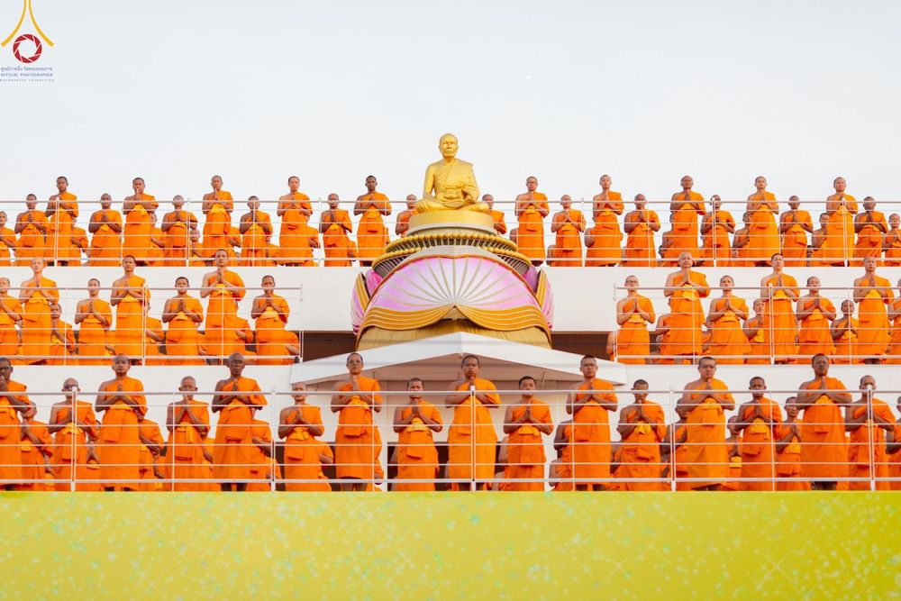 ภาพ No.201296:พระธรรมยาตราปฏิบัติธรรม และถ่ายภาพหมู่ประวัติศาสตร์ ณ อาคารธรรมยาตรา กตัญญูบูชามหาปูชนียาจารย์  ตรงข้ามวัดปากน้ำภาษีเจริญ จ.กรุงเทพมหานคร ในโครงการธรรมยาตรา กตัญญูบูชา มหาปูชนียาจารย์ พระมงคลเทพมุนี(สด จนฺทสโร) พระผู้ปราบมาร อนุสรณ์สถาน 7 แห่ง ปีที่ 13