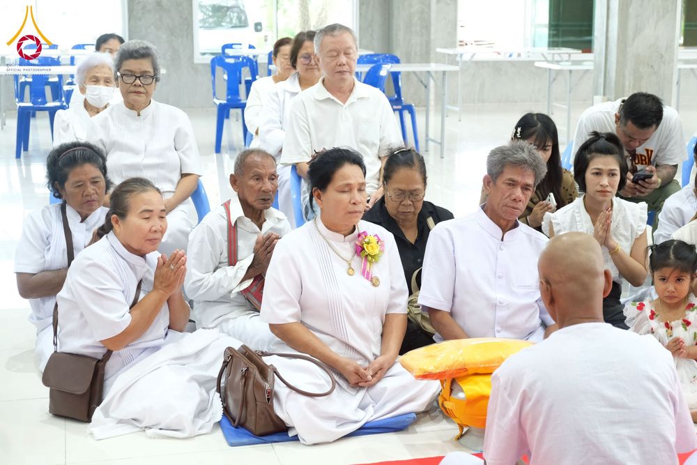 ภาพ No.277924:พิธีตัดปอยผมและปลงผมนาคธรรมทายาท พิธีขอขมาผู้ปกครอง ณ ศูนย์อบรมเยาวชนนครปฐม จ.นครปฐม และพิธีมอบบาตร ผ้าไตร นาคธรรมทายาท พิธีบรรพชา อุปสมบทหมู่ ณ วัดลาดหญ้าไทร จ.นครปฐม