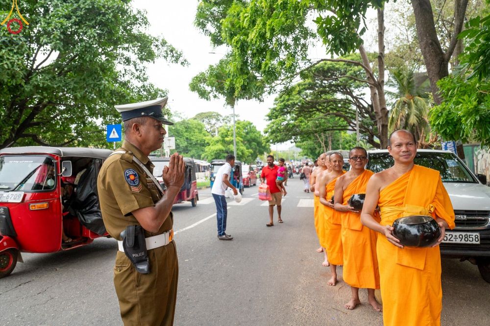 ภาพ No.139409:พิธีตักบาตรรอบเมืองดัมบุลล่า เทศกาลวิสาขบูชาแห่งชาติ ศรีลังกา เมื่อวันที่ 16 พฤษภาคมที่ผ่านมา คณะสงฆ์จากวัดพระธรรมกาย และคณะพระภิกษุสามเณรศรีลังกา ในโครงการสยาม-ลังกา ธรรมยาตรา ฉลองเทศกาลวิสาขบูชาแห่งชาติ ศรีลังกา บูชาธรรม 80 ปีหลวงพ่อธัมมชโย