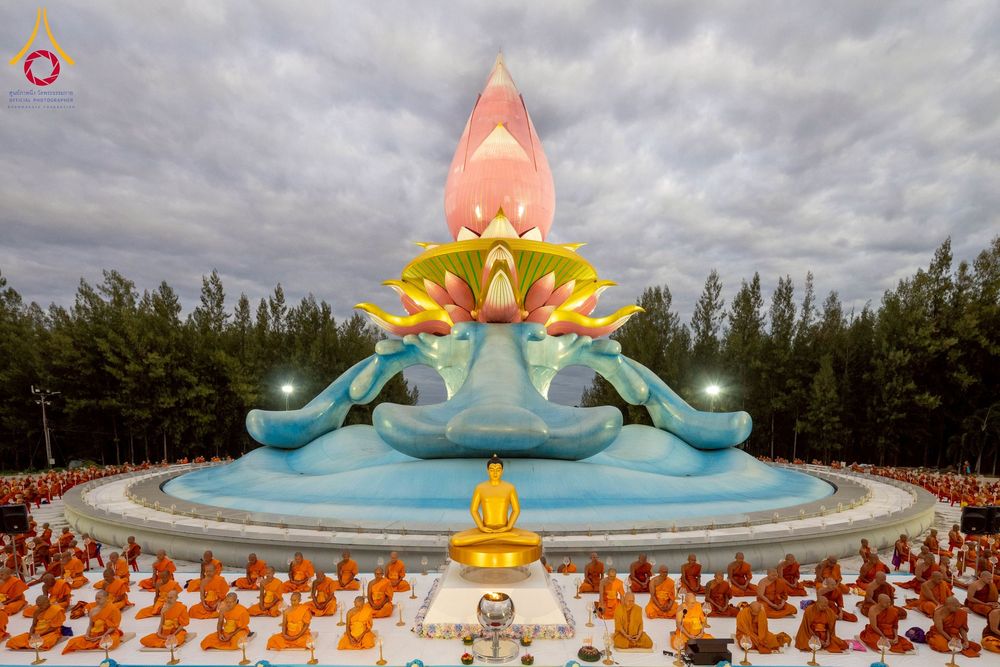 ภาพ No.266098:วันพุธที่ 5 พฤศจิกายน พ.ศ. 2568 (วันพระ ขึ้น 15 ค่ำ เดือน 12) พิธีจุดประทีปโคมลาน, โคมลอย และลอยกระทง ถวายประทีปเป็นพุทธบูชา สร้างความสว่างไสวให้กับแผ่นดินด้วยแสงธรรม ณ พุทธอุทยานนานาชาติ จังหวัดหนองคาย
