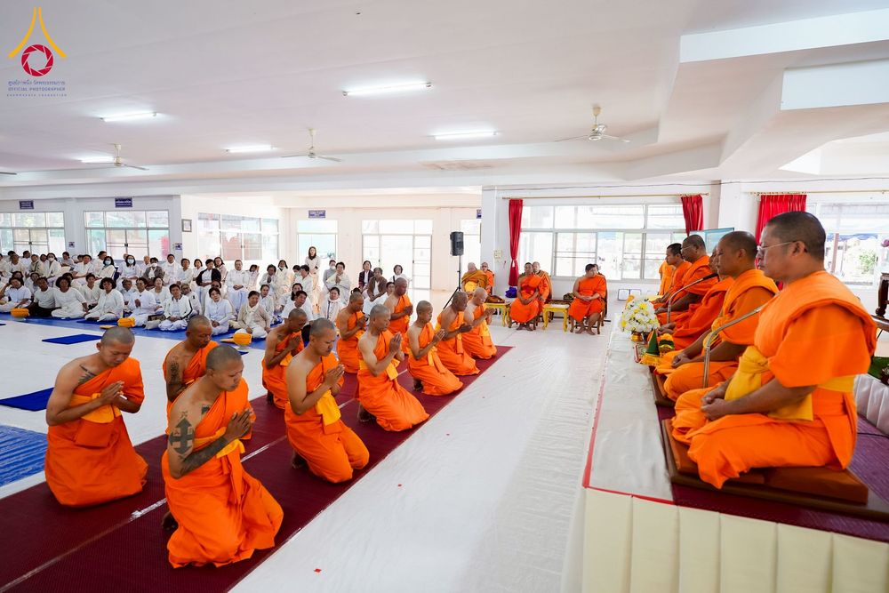 ภาพ No.275857:วันพุธที่ 3 ธันวาคม พ.ศ. 2568 พิธีบรรพชาอุปสมบท โครงการอุปสมบทบูชาธรรมมหาปูชนียาจารย์ ศูนย์อบรม : ศูนย์ส่งเสริมศีลธรรม จ.พะเยา ณ โบราณสถานพระธาตุจอมทอง และ โบสถ์กลางน้ำ วัดพระธาตุศรีโคมคำ อำเภอเมือง จังหวัดพะเยา