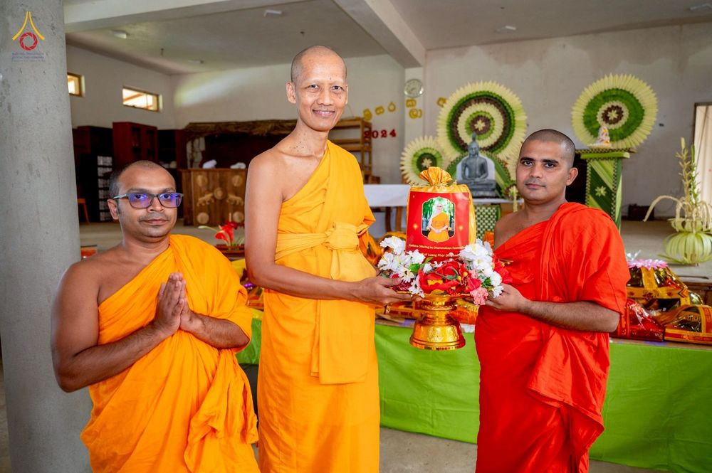 ภาพ No.262994:วันที่ 22 ตุลาคม พ.ศ. 2568 พิธีทอดกฐินสมทบ วัดกัลยาณมิตรต่างประเทศ  บูชาธรรม 81 ปี หลวงพ่อธัมมชโย ณ วัดโกฮอน ราชมหาวิหารายา และวัดศรีสุธรรมมารามายา   เมืองมาตะเล ประเทศศรีลังกา 