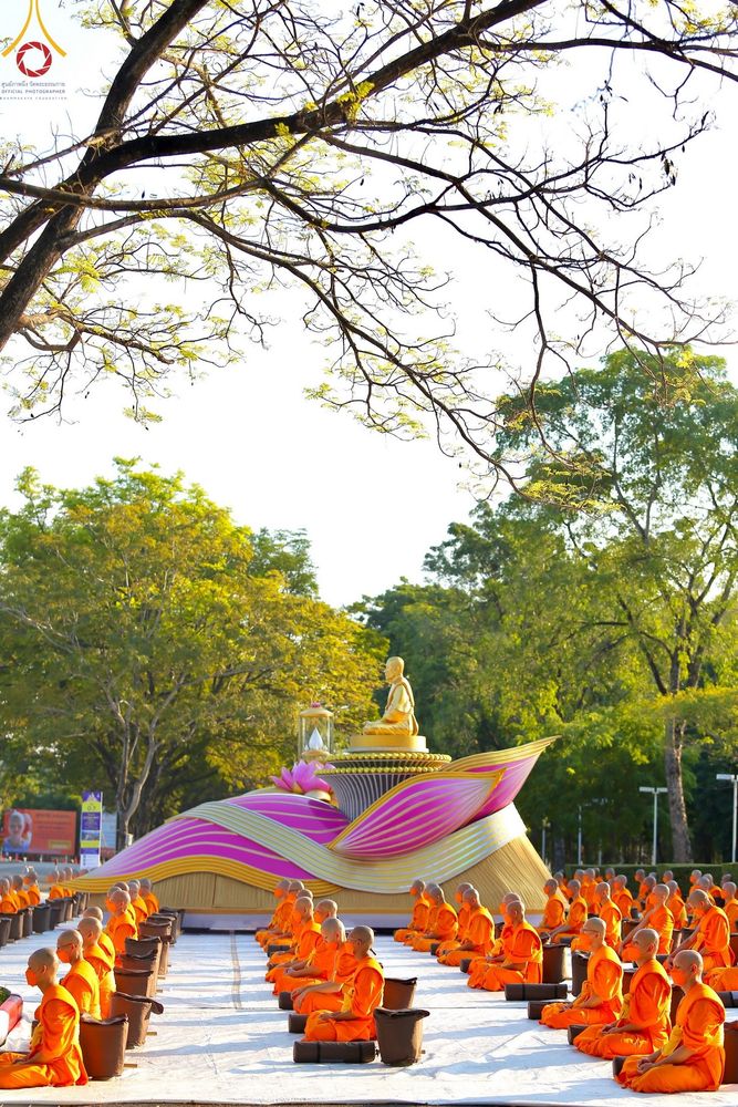 ภาพ No.104388:พระธรรมยาตราร่วมปฏิบัติธรรม และถ่ายภาพหมู่ประวัติศาสตร์ หน้ามหาวิหารพระมงคลเทพมุนี วันที่ 27 ธันวาคม พ.ศ. 2566