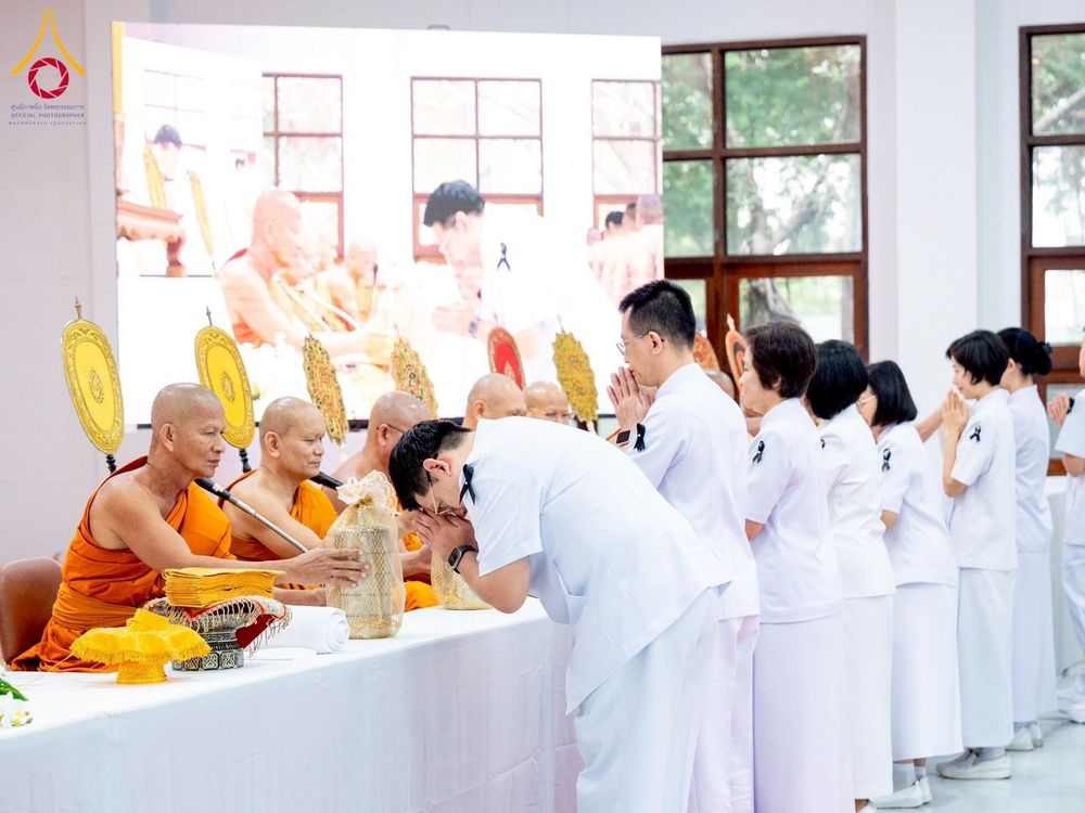 ภาพ No.276011:วันที่ 5 ธันวาคม พ.ศ. 2568 พสกนิกรอำเภอคลองหลวง พร้อมใจบำเพ็ญกุศลอุทิศถวาย “ในหลวงรัชกาลที่ 9” น้อมรำลึกในพระมหากรุณาธิคุณ เนื่องในวันคล้ายวันพระบรมราชสมภพ วันชาติ และวันพ่อแห่งชาติ ณ อาคารปลูกศรัทธา 2 วัดพระธรรมกาย อำเภอคลองหลวง จังหวัดปทุมธานี