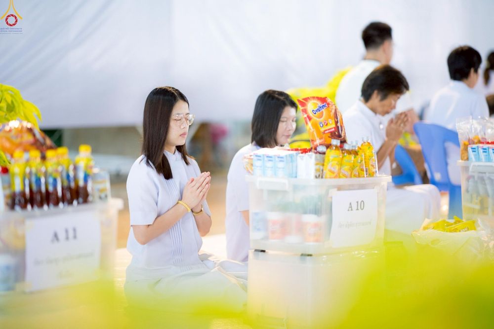 ภาพ No.246604:วันที่ 14 กันยายน พ.ศ. 2568 พิธีตักบาตรฉลองพระใหม่ ในโครงการอุปสมบทหมู่บูชาธรรม ครบรอบ108ปี วันครูผู้ค้นพบวิชชาธรรมกาย ณ วิหารคด วัดพระธรรมกาย