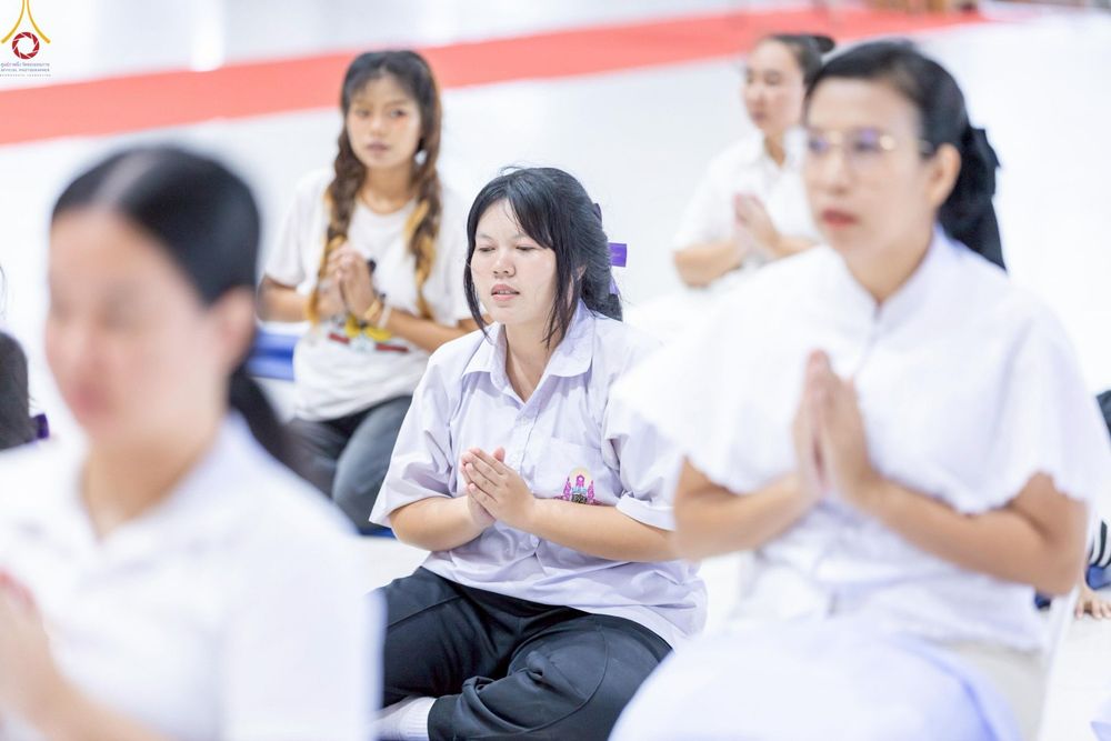 ภาพ No.249068:วันที่ 26-28 กันยายน พ.ศ. 2568 โครงการอบรม อุบาสกแก้ว อุบาสิกาแก้ว รุ่นที่ 3  ณ ศูนย์ปฏิบัติธรรมสมุทรปราการ ได้รับความเมตตาจากคณะสงฆ์ในพื้นที่  รวมถึงผู้บริหารสถานศึกษา ที่นำนักเรียนระดับมัธยมปลาย  มารับฟังข้อมูลเพื่อที่จะเป็นกำลังสำคัญ ในการเข้าร่วมขบวน