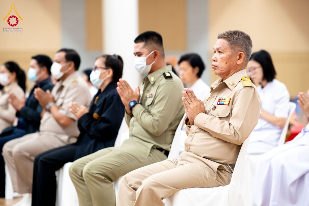 ภาพ No.208780:พระบาทสมเด็จพระเจ้าอยู่หัวทรงพระกรุณาโปรดเกล้าฯ พระราชทานภัตตาหารพระราชทาน แด่พระภิกษุ สามเณร ในการสอบบาลีสนามหลวง ณ วัดพระธรรมกาย วันที่ 22 กุมภาพันธ์ พ.ศ. 2568 ณ วัดพระธรรมกาย อำเภอคลองหลวง จังหวัดปทุมธานี