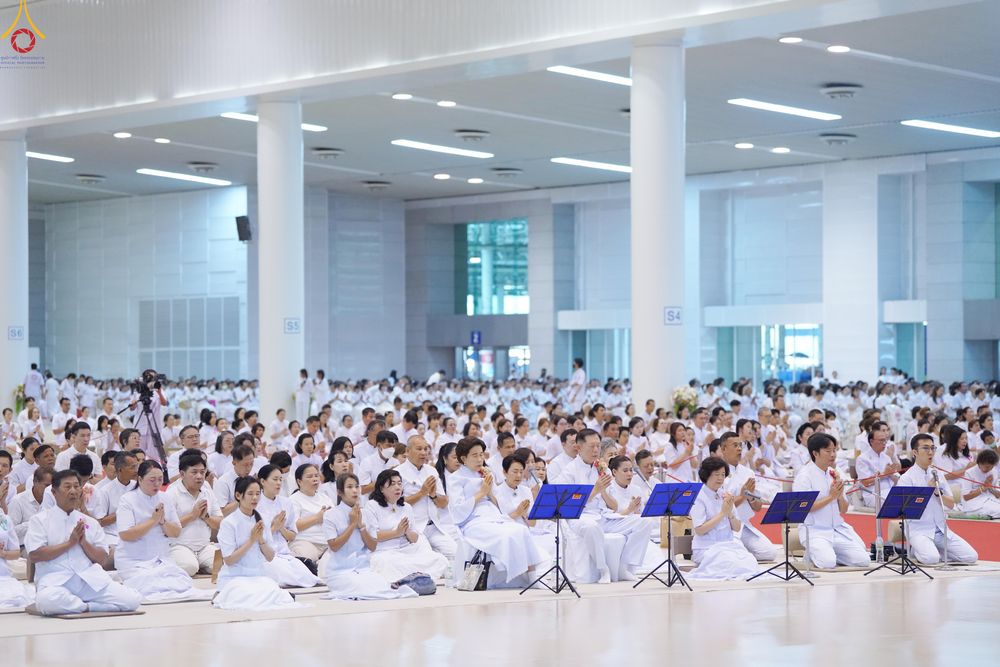 ภาพ No.323647:วันที่ 22 เมษายน พ.ศ.2569(วันคุ้มครองโลก) งานถวายมหาสังฆทาน 40,000 กว่าวัดทั่วประเทศ พิธีภาคสาย ปฏิบัติธรรม ,  พิธีมอบปัจจัยช่วยเหลือครู 4 จังหวัดชายแดนภาคใต้