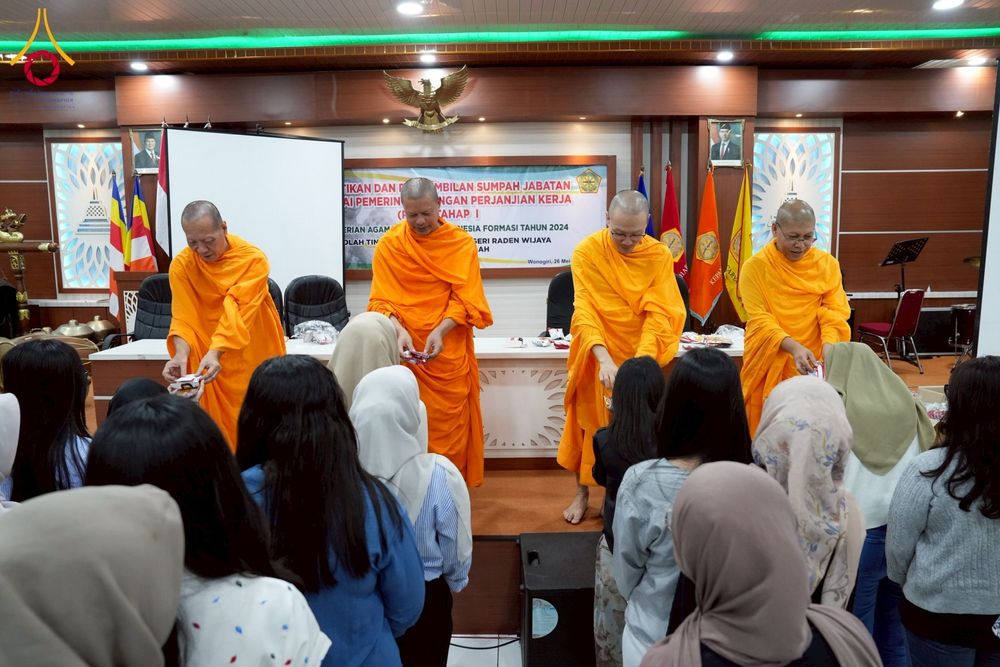 ภาพ No.227515:วันที่ 30 พฤษภาคม พ.ศ. 2568 สันติสุขจากสมาธิ แผ่ไพศาลในแดนอิเหนา : พระสงฆ์ไทยเยือนวิทยาลัยราเดนวิจายา อินโดนีเซีย