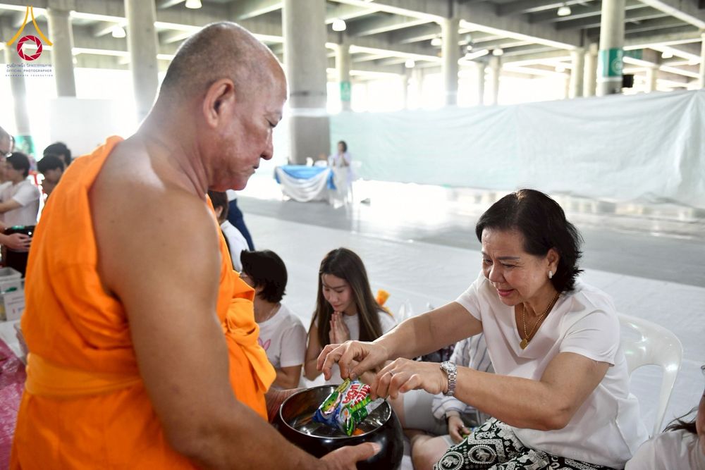 ภาพ No.256662:วันที่ 11 ตุลาคม พ.ศ. 2568 พิธีตักบาตรฉลองพระใหม่  โครงการอุปสมบทบูชาธรรม 141 ปี  พระมงคลเทพมุนี (สด จนฺทโร) ผู้ค้นพบวิชชาธรรมกาย ณ มหาวิหารคด 9 วัดพระธรรมกาย