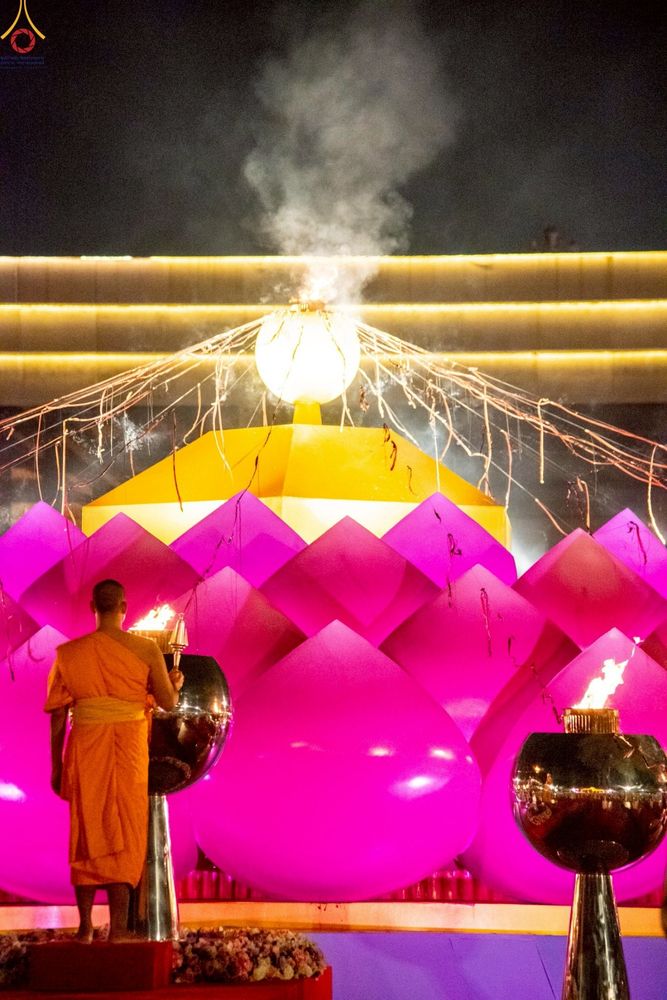 ภาพ No.253629:วันที่ 10 ตุลาคม พ.ศ. 2568 พิธีจุดประทีปบูชาพระผู้ปราบมาร, พิธีจุดประทีปบนพระมหาธรรมกายเจดีย์  20,000 ดวง เนื่องในวันคล้ายวันเกิดครบรอบ 141 ปี พระมงคลเทพมุนี (สด จนฺทสโร)