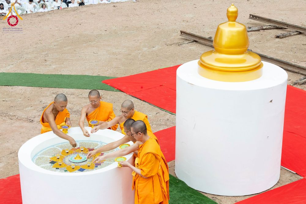 ภาพ No.261880:วันที่ 14 ตุลาคม พ.ศ. 2568 พิธีกลั่นแผ่นดิน โปรยทรายตอกเสาเข็มมหามงคลต้นแรก  สร้างองค์พระเจดีย์และจุดประทีปถวายเป็นพุทธบูชา ณ ศูนย์ปฏิบัติธรรมชัยนาท ต.ธรรมามูล อ.ชัยนาท จ.ชัยนาท