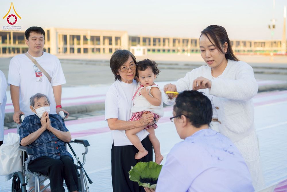 ภาพ No.274745:วันอาทิตย์ที่ 30 พฤศจิกายน พ.ศ. 2568 พิธีปลงผม โครงการอุปสมบทบูชาธรรมมหาปูชนียาจารย์ ปี 2568 ณ ลานธรรมพระมหาธรรมกายเจดีย์ ฝั่งทิศตะวันตก ระหว่างวิหารคดหมายเลข 8 และ 9 วัดพระธรรมกาย