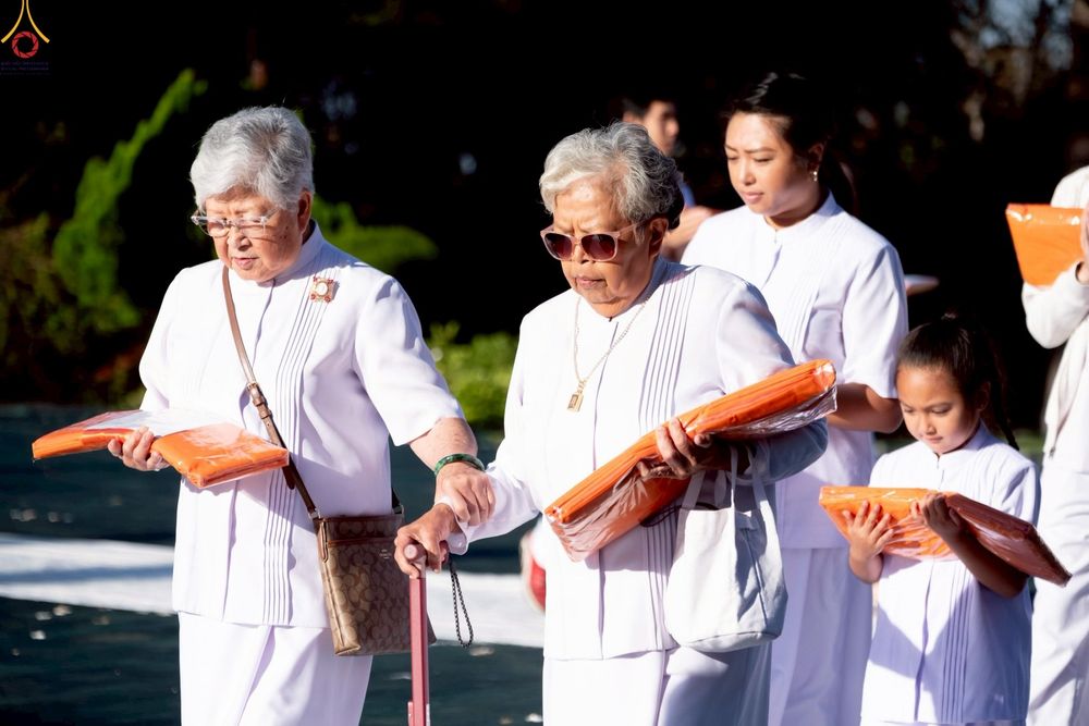 ภาพ No.252232:วันที่ 4-5 ตุลาคม พ.ศ. 2568  วัดพระธรรมกายแคลิฟอร์เนีย ประเทศสหรัฐอเมริกา ได้จัดพิธีตัดปอยผม โดยคณะสงฆ์ ญาติ ๆ และสาธุชน ให้กับนาคธรรมทายาท 8 ท่าน และได้จัดพิธีบรรพชา-อุปสมบท ฉลองพิธีทอดกฐินบรมจักรพรรดิ สร้างอุโบสถ 82 ปี บูชาธรรมหลวงพ่อธัมมชโย