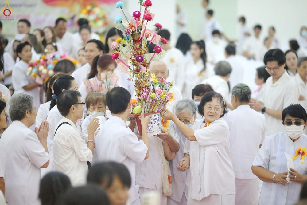 ภาพ No.258606:วันที่ 19 ตุลาคม พ.ศ. 2568 พิธีทอดกฐินสามัคคีทั่วไทย 30,000 วัด โดยคณะศิษยานุศิษย์ บูชาธรรม 81 ปี หลวงพ่อธัมมชโย ณ ศูนย์ปฎิบัติธรรมน้ำใสใจสว่าง  เขตบางกอกน้อย กรุงเทพมหานคร