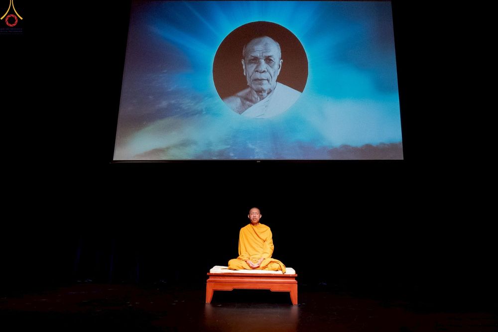 ภาพ No.249763:วันอาทิตย์ที่ 28 กันยายน พ.ศ. 2568 การปฏิบัติธรรมบูชาธรรม 108 ปี แห่งการบรรลุธรรมของหลวงปู่วัดปากน้ำ ได้จุดประทีปสันติภาพไปทั่วโลก และได้ร่วมเสวนาทางปัญญา เพื่อการขยายพระพุทธศาสนาวิชชาธรรมกายไปทั่วโลก  ในงาน HTC Newyork USA