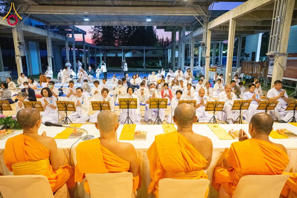 ภาพ No.193713:สาธุชนถวายภัตตาหารเป็นสังฆทาน แด่พระธรรมยาตรา ณ อนุสรณ์สถานมหาวิหารพระมงคลเทพมุนี (โลตัสแลนด์) อ.สองพี่น้อง จ.สุพรรณบุรี ในโครงการธรรมยาตรา กตัญญูบูชา มหาปูชนียาจารย์ พระมงคลเทพมุนี(สด จนฺทสโร) พระผู้ปราบมาร ปีที่ 13 วันที่ 12 มกราคม พ.ศ.2568