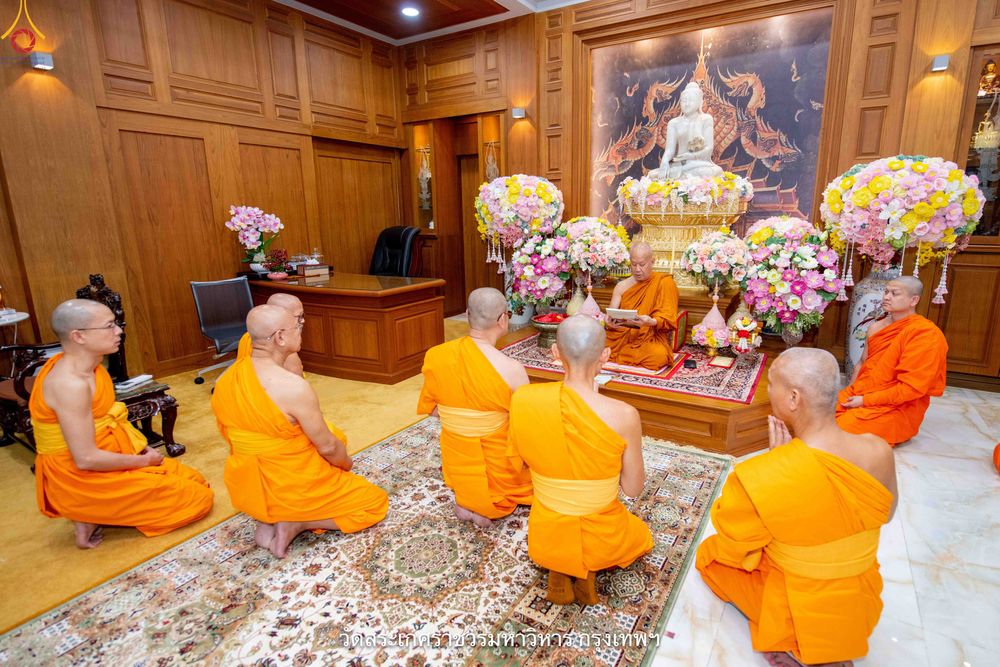 ภาพ No.342150:วันศุกร์ที่ 31 กรกฎาคม พ.ศ.2569 พระภิกษุวัดพระธรรมกาย ทำวัตรพระผู้ใหญ่เนื่องในวันเข้าพรรษา