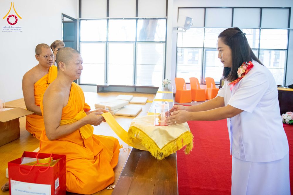 ภาพ No.278484:วันพุธที่ 10 ธันวาคม พ.ศ.2568  พิธีทอดผ้าป่าเพื่อสนับสนุนโครงการตักบาตรพระ 10,000 รูป เมืองกาญจนบุรี ณ อาคารปลูกศรัทธา วัดพระธรรมกาย
