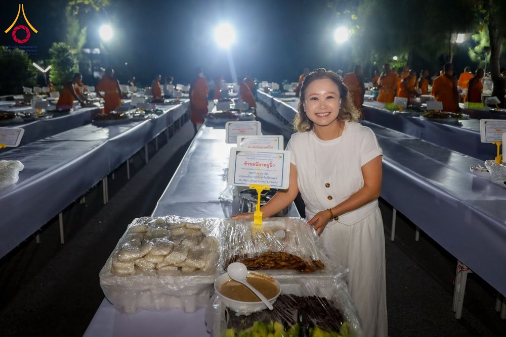 ภาพ No.288009:วันที่ 4 มกราคม พ.ศ. 2569 พิธีถวายภัตตาหารเป็นสังฆทาน แด่พระธรรมยาตรา ในโครงการธรรมยาตรา กตัญญูบูชา มหาปูชนียาจารย์ พระมงคลเทพมุนี(สด จนฺทสโร) พระผู้ปราบมาร อนุสรณ์สถาน 7 แห่ง ปีที่ 14 ณ อนุสรณ์สถานมหาวิหารพระมงคลเทพมุนี (โลตัสแลนด์) อ.สองพี่น้อง จ.สุพรร