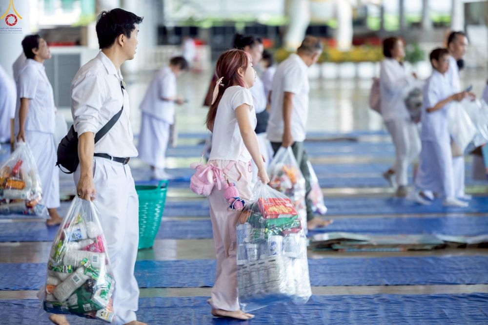 ภาพ No.240561:วันพุธที่ 27 สิงหาคม พ.ศ. 2568 พิธีตักบาตร ในวันธรรมชัย ณ วัดพระธรรมกาย จ.ปทุมธานี