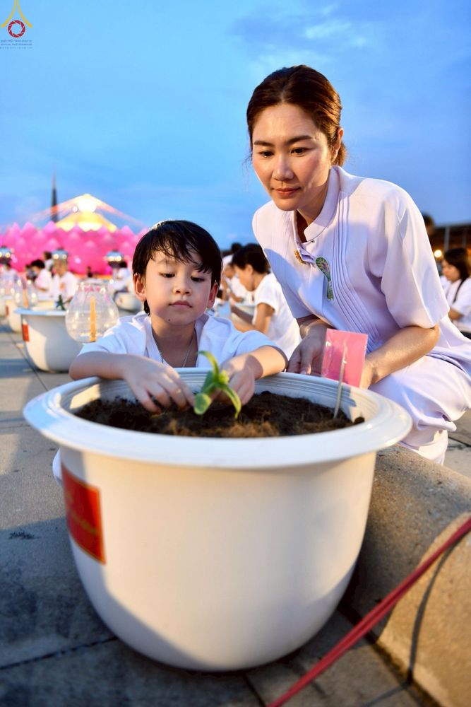 ภาพ No.253056:วันที่ 10 ตุลาคม พ.ศ. 2568 พิธีปลูกต้นทรัพย์บานชื่น ณ ลานธรรม วัดพระธรรมกาย