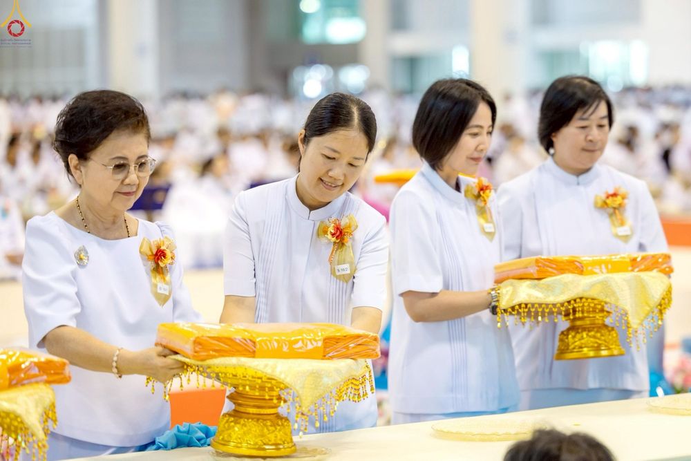 ภาพ No.251721:วันที่ 10 ตุลาคม พ.ศ. 2568 พิธีทอดผ้าป่าสมทบกฐินวัดพระธรรมกาย และสมทบกฐิน 30,000 กว่าวัดทั่วประเทศ ครั้งที่ 3 ณ สภาธรรมกายสากล วัดพระธรรมกาย