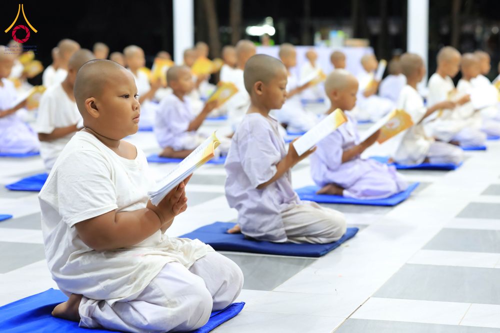 ภาพ No.319952:วันที่ 1 เมษายน พ.ศ.2569 นาคน้อยว่าที่สามเณรธรมทายาท จำนวน 98 คน  ร่วมกันสวดมนต์ทำวัตรเย็นและนั่งสมาธิ ณ ศูนย์ปฏิบัติธรรมบุรีรัมย์ จ.บุรีรัมย์