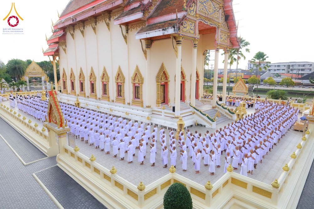 ภาพ No.278540:วันอาทิตย์ที่ 14 ธันวาคม พ.ศ.2568  พิธีเวียนประทักษิณ พิธีวันทาสีมาพระประธาน โครงการบวชบูชาธรรมมหาปูชนียาจารย์ ของศูนย์ปฏิบัติธรรมบุรีรัมย์ ณ วัดกลาง พระอารามหลวง จังหวัดบุรีรัมย์