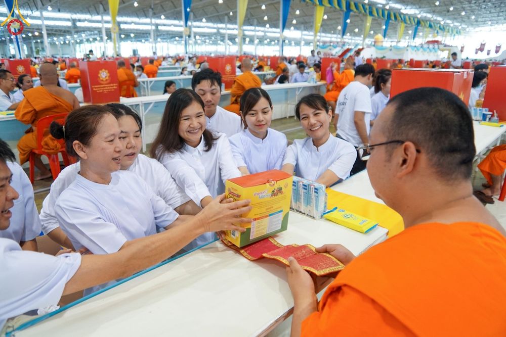 ภาพ No.147120:พิธีมุทิตาสักการะพระภิกษุ ผู้สอบได้เปรียญธรรม 9 ประโยคระดับโลกปีที่ 36, พิธีมอบโล่เกียรติยศและทุนการศึกษา สำนักเรียนบาลีดีเด่นทั่วประเทศ, พิธีถวายมหาสังฆทานคณะสงฆ์ 2,000 กว่าวัด ทั่วประเทศ ปีที่ 24, พิธีถวายไทยธรรมคณะสงฆ์ 323 วัด 4 จังหวัดชายแดนภาคใต้