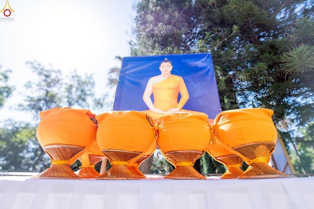 ภาพ No.252304:วันที่ 4-5 ตุลาคม พ.ศ. 2568  วัดพระธรรมกายแคลิฟอร์เนีย ประเทศสหรัฐอเมริกา ได้จัดพิธีตัดปอยผม โดยคณะสงฆ์ ญาติ ๆ และสาธุชน ให้กับนาคธรรมทายาท 8 ท่าน และได้จัดพิธีบรรพชา-อุปสมบท ฉลองพิธีทอดกฐินบรมจักรพรรดิ สร้างอุโบสถ 82 ปี บูชาธรรมหลวงพ่อธัมมชโย