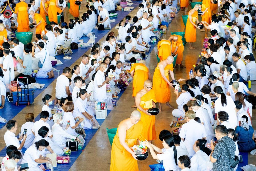 ภาพ No.151066:พิธีตักบาตร ในวันอาทิตย์ต้นเดือน วันที่ 1 กันยายน พ.ศ. 2567 ณ สภาธรรมกายสากล วัดพระธรรมกาย